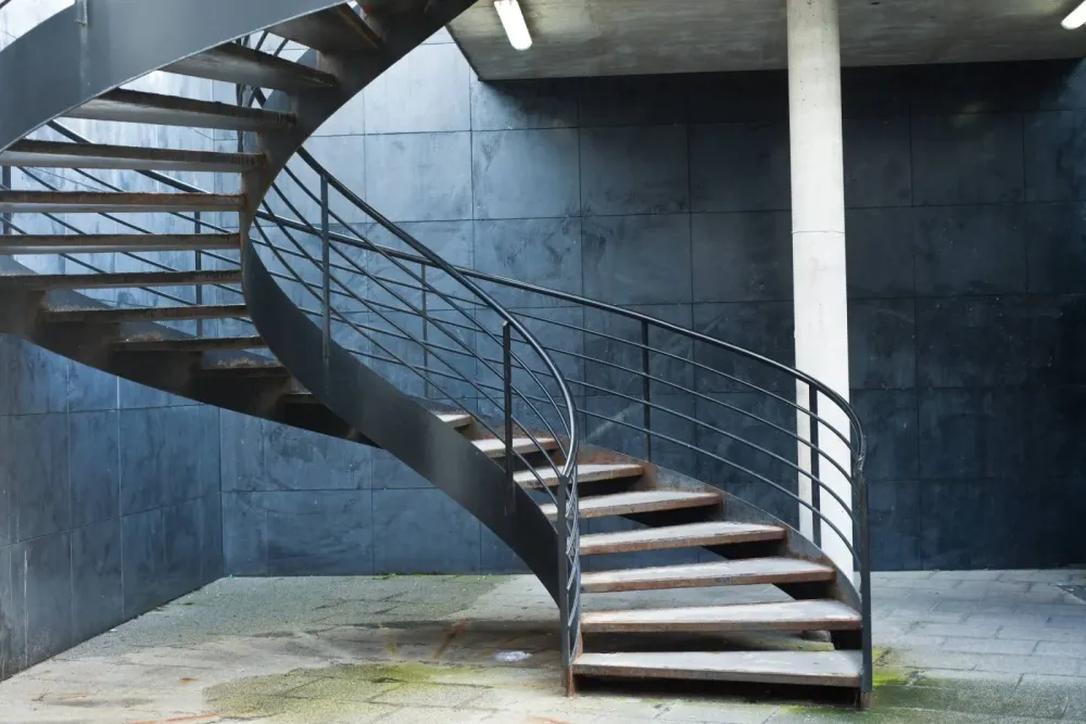 Fabrication et pose d'un escalier en métal et bois design style industriel à Sète
