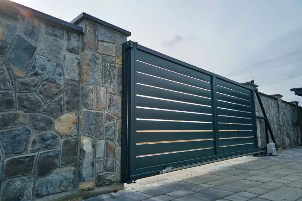 Installation d'un portail coulissant en métal sur-mesure à Béziers