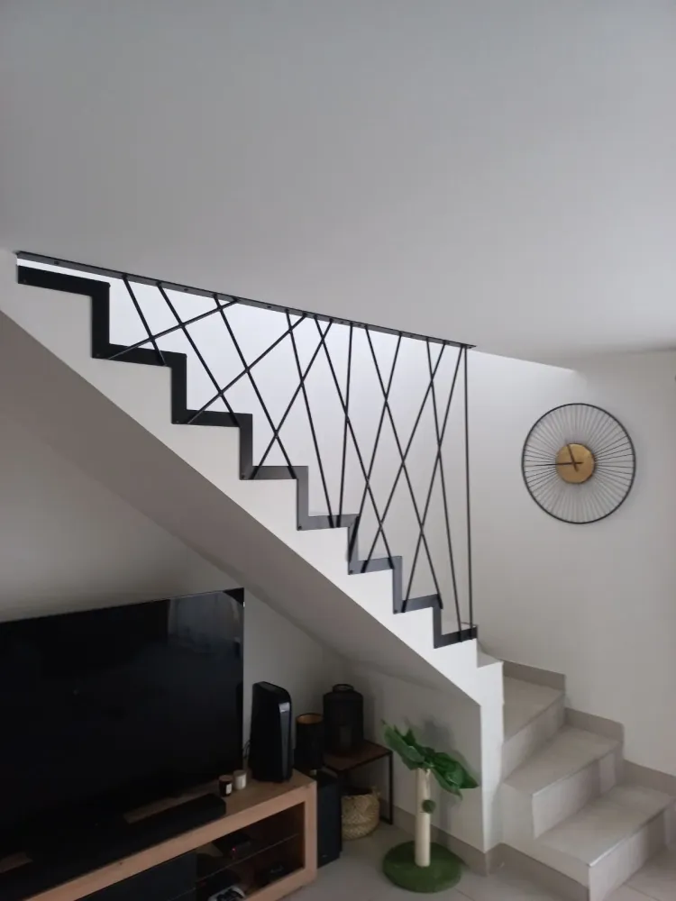 Création d’un garde-corps design sur mesure en acier thermolaqué pour un escalier à Lieuran-lès-Béziers