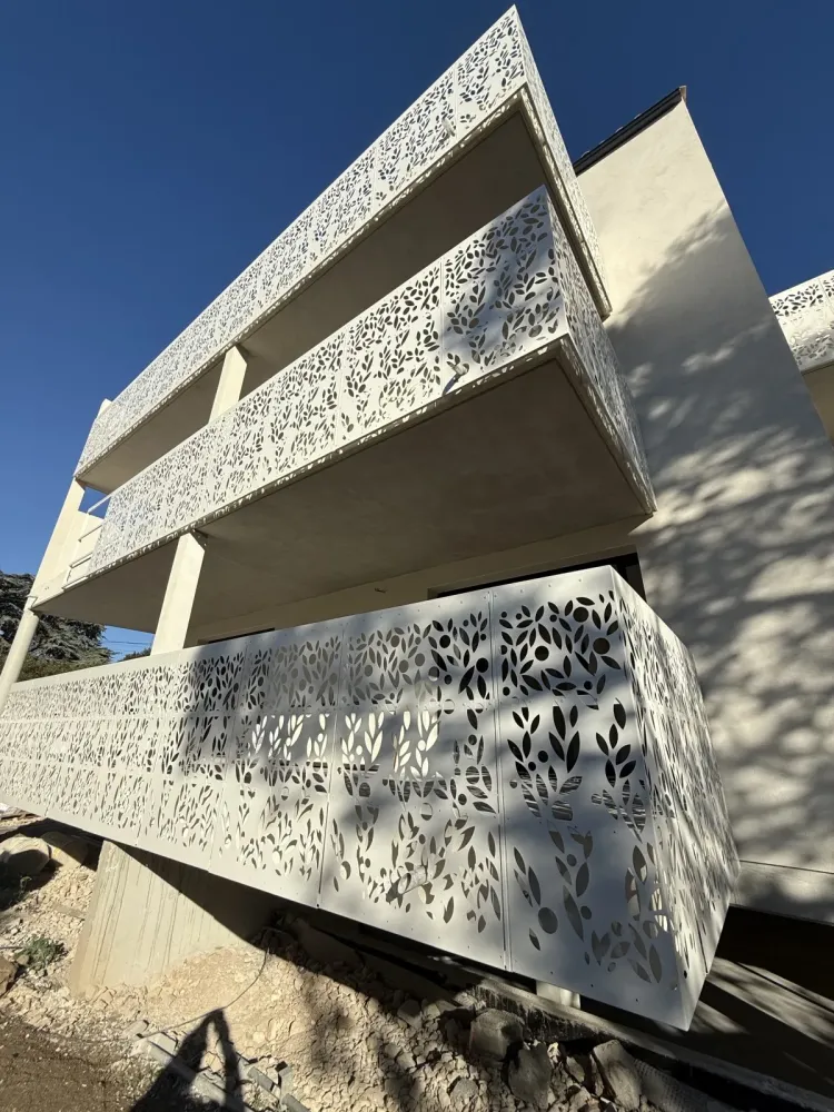 Fabrication et pose de garde-corps en acier thermolaqué avec parement à motifs sur mesure pour une résidence à Nîmes dans le Gard proche de Montpellier