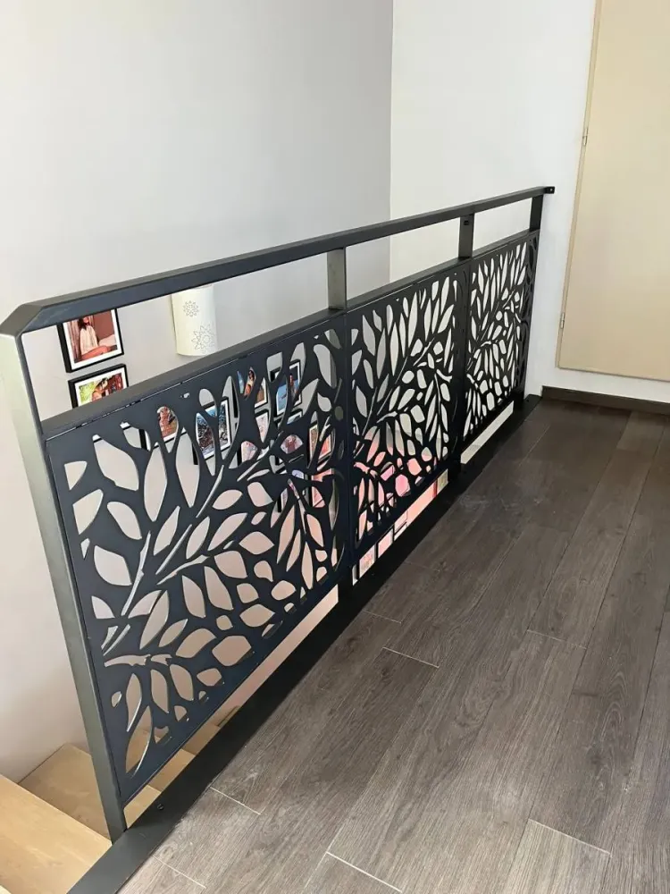 Fourniture et pose d'un garde-corps tôlé thermolaqué avec motif pour un escalier intérieur à Sète proche de Béziers