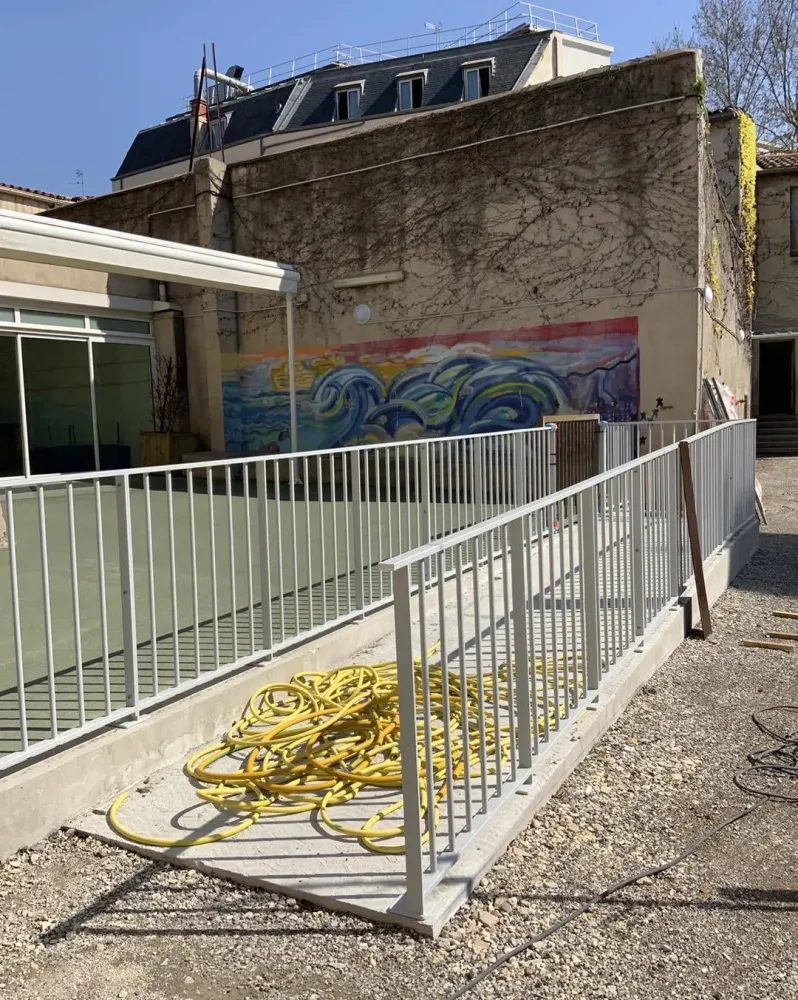 Installation de garde-corps pour une école à Montpellier dans l'Hérault