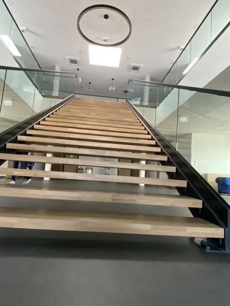 Fourniture et pose d'un escalier en métal intérieur