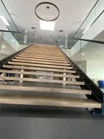 Fourniture et pose d'un escalier en métal intérieur