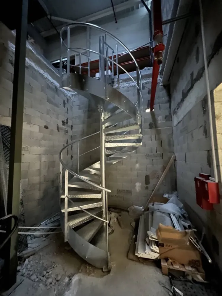 Pose d'un escalier hélicoïdal en acier galvanisé à Aimargues proche de Montpellier