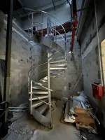 Pose d'un escalier hélicoïdal en acier