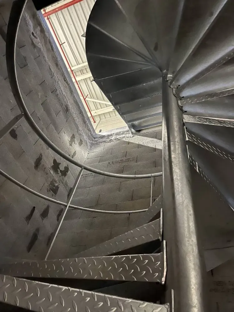 Pose d'un escalier hélicoïdal en acier