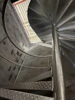 Pose d'un escalier hélicoïdal en acier