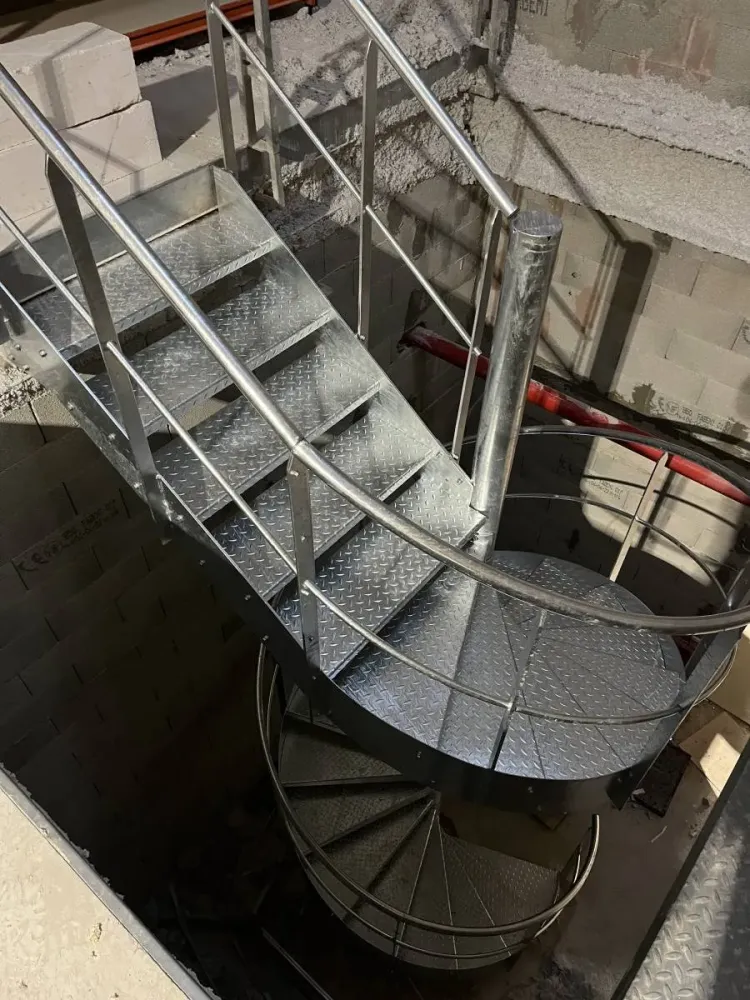 Pose d'un escalier hélicoïdal en acier