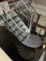 Pose d'un escalier hélicoïdal en acier
