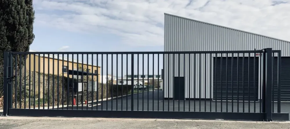 Fourniture et pose d'un portail coulissant industriel à Paulhan près de Montpellier
