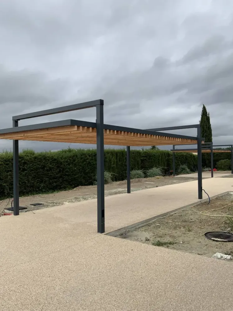 Pose de Pergolas en Acier Thermolaqué avec Lames de Bois