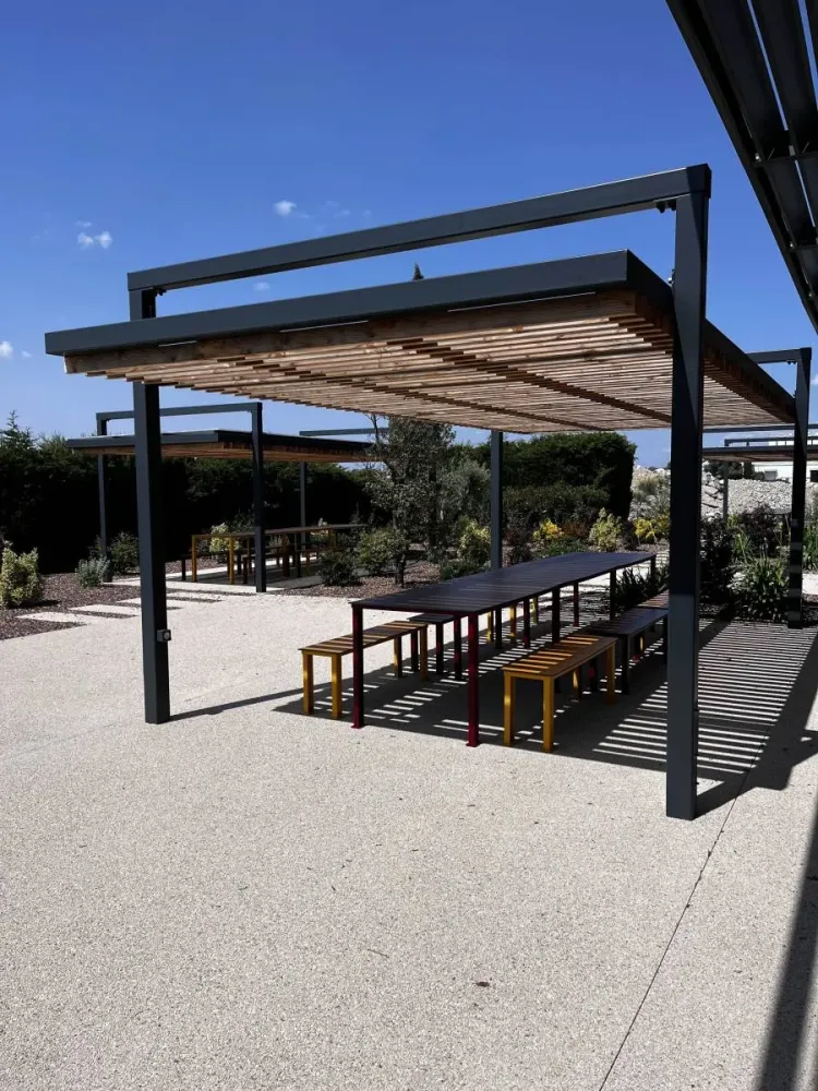 Pose de Pergolas en Acier Thermolaqué avec Lames de Bois