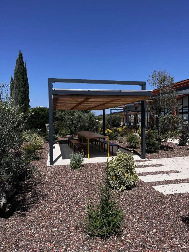 Pose de Pergolas en Acier Thermolaqué avec Lames de Bois