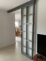Fourniture et pose d'une porte vitrée coulissante