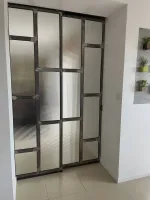 Fourniture et pose d'une porte vitrée coulissante